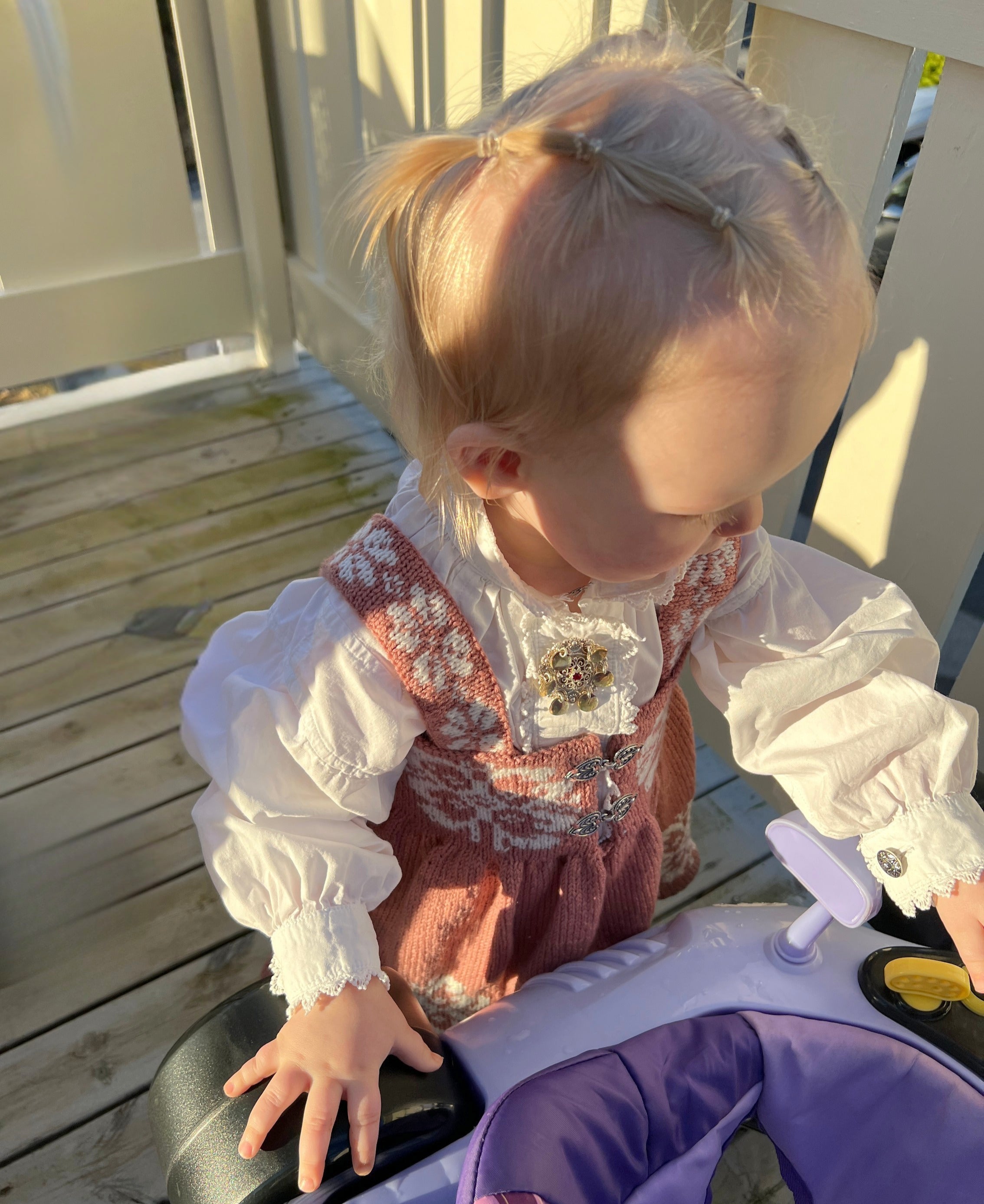 Emmas Festdrakt Strikkeoppskrift