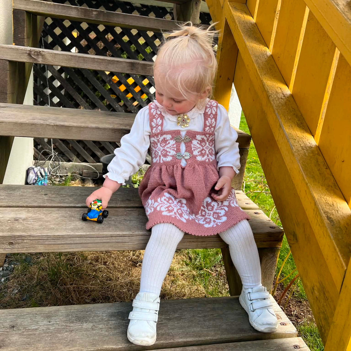 Emmas Festdrakt Strikkeoppskrift