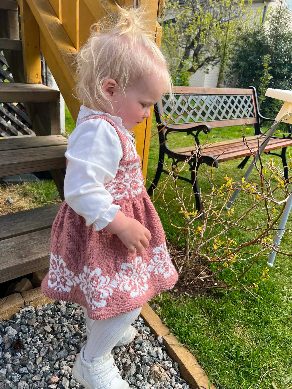 Emmas Festdrakt Strikkeoppskrift