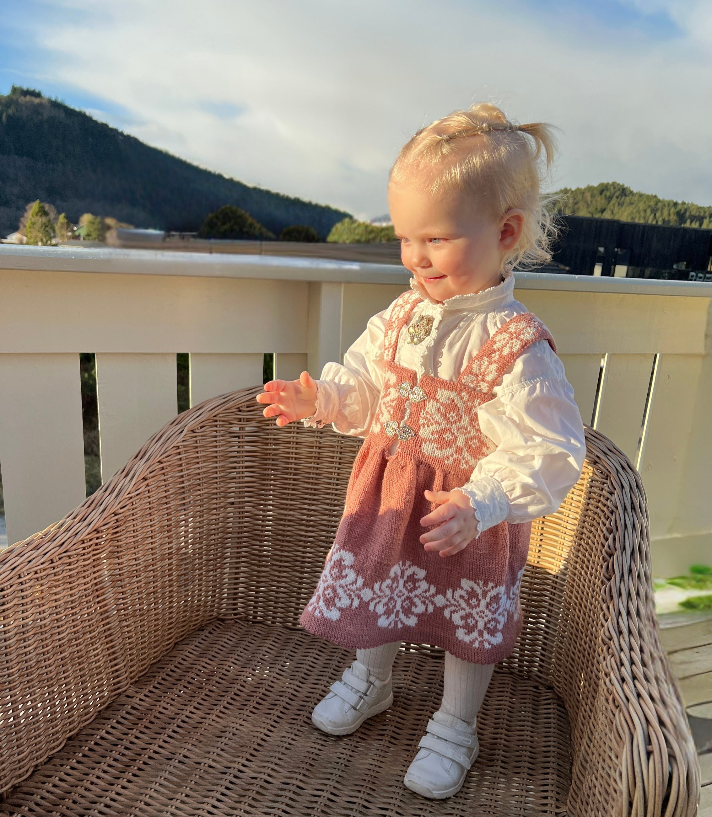 Emmas Festdrakt Strikkeoppskrift