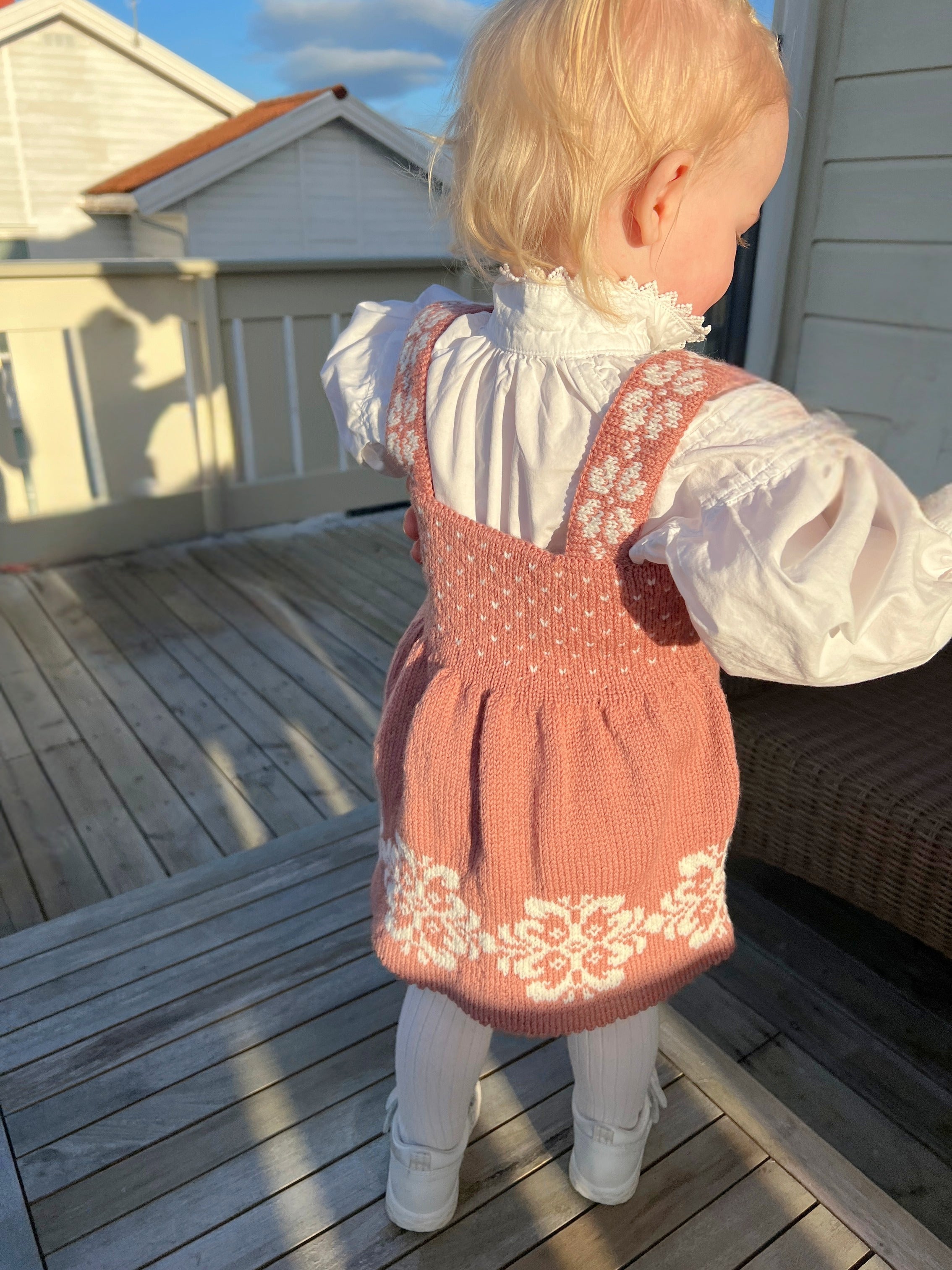 Emmas Festdrakt Strikkeoppskrift