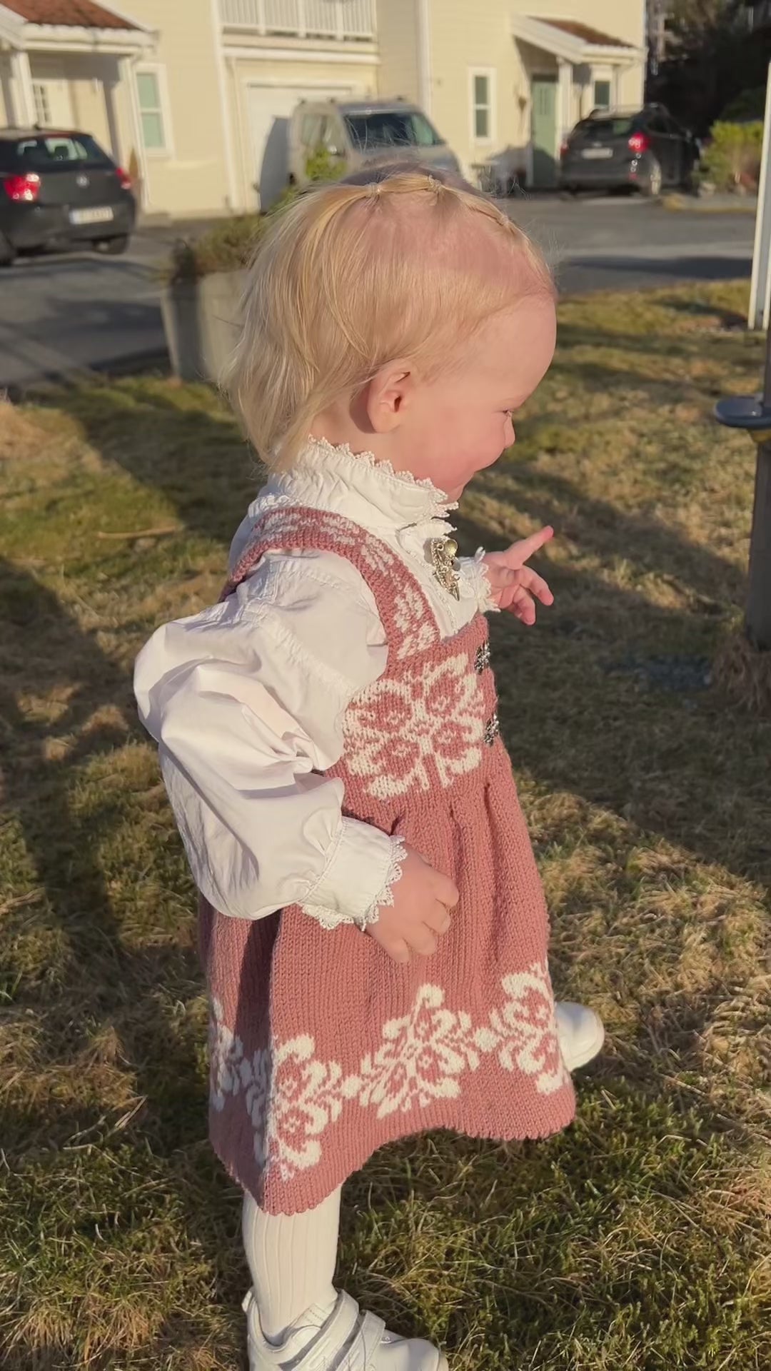 Emmas Festdrakt Strikkeoppskrift